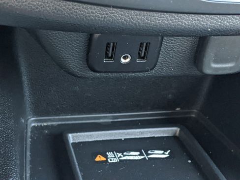 Used 2023 Chevrolet Traverse LT image 28