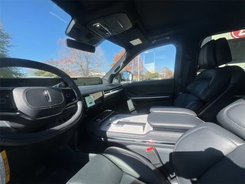 New 2025 Lincoln Navigator Reserve w/ Jet Appearance Package image 10