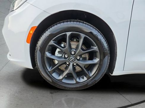 Used 2025 Chrysler Pacifica Limited image 26