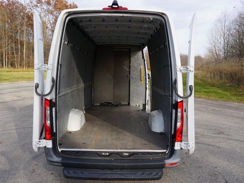 Used 2019 Freightliner Sprinter 170 RWD image 27