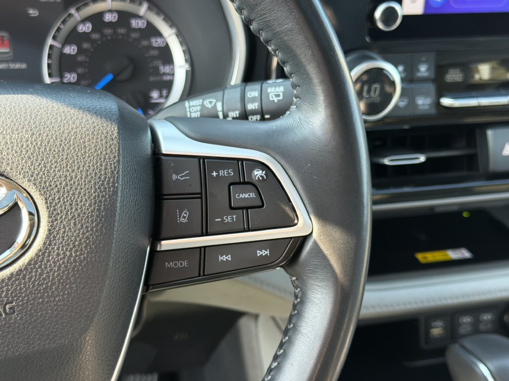 Used 2023 Toyota Highlander XLE AWD/4WD image 28