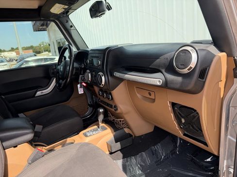 Used 2016 Jeep Wrangler Unlimited Rubicon w/ Connectivity Group AWD/4WD image 18