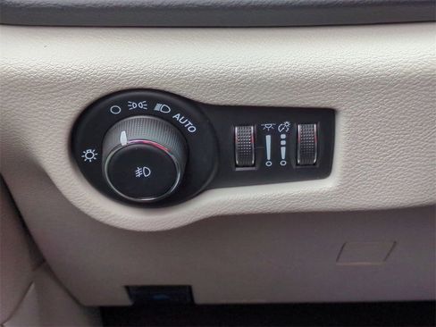 Used 2024 Chrysler Pacifica Touring-L image 18