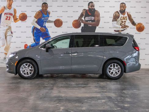 Used 2023 Chrysler Pacifica Touring-L image 16