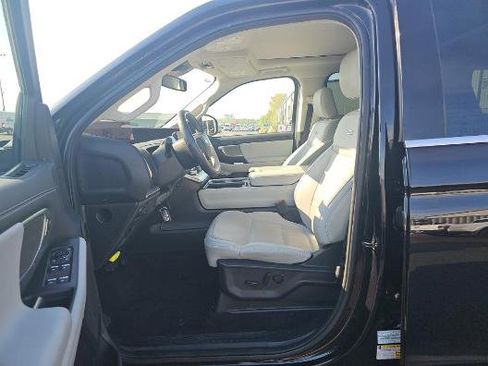Used 2025 Ford Expedition Platinum AWD/4WD image 3