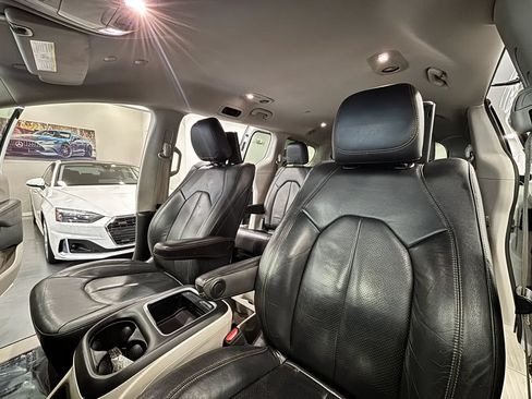Used 2020 Chrysler Pacifica Touring-L Plus FWD image 11