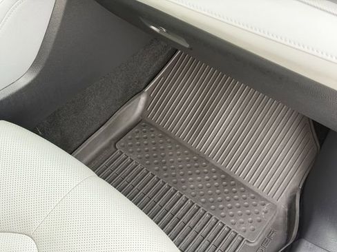 Used 2021 Toyota Highlander Limited FWD image 22