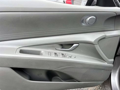 Used 2023 Hyundai Elantra SE image 14