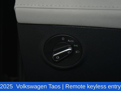 Used 2025 Volkswagen Taos SE FWD image 9