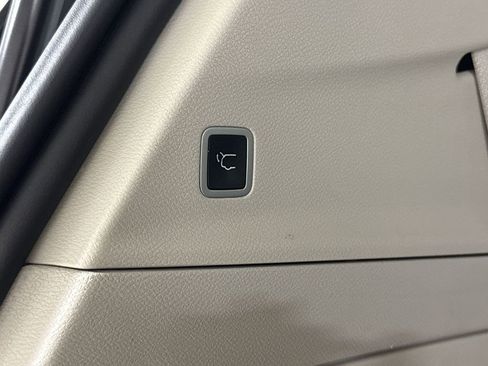 Used 2023 Chrysler Pacifica Touring-L FWD image 29