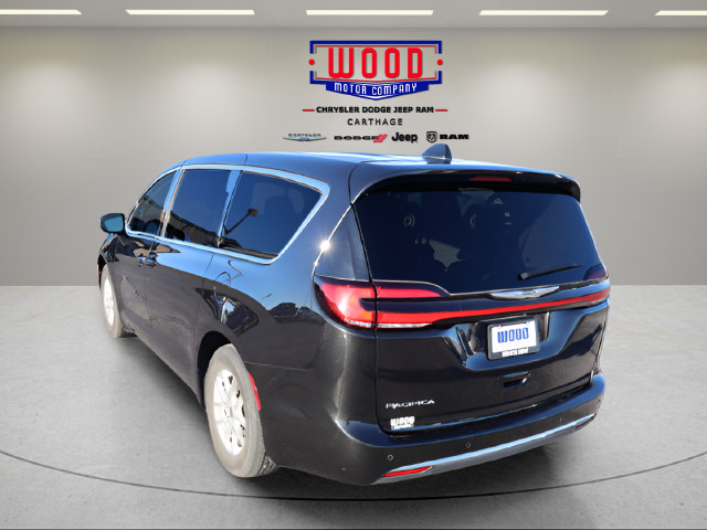 Used 2023 Chrysler Pacifica Touring-L FWD image 7
