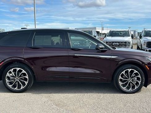 Used 2025 Lincoln Nautilus Reserve image 2