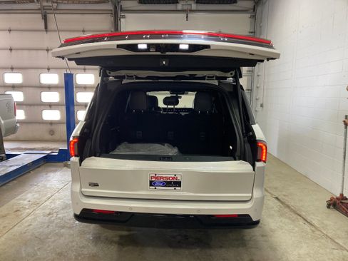 Used 2025 Lincoln Navigator L Reserve w/ Jet Appearance Package image 16