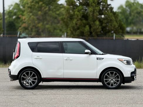 Used 2017 Kia Soul ! FWD image 7