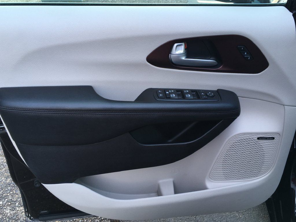 Used 2017 Chrysler Pacifica Limited FWD image 19