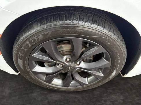 Used 2019 Chrysler Pacifica Limited w/ Advanced Safetytec Group FWD image 39