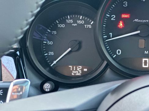 Certified 2025 Porsche Macan image 27