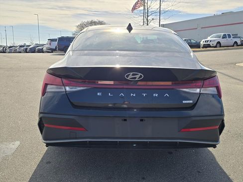 Used 2025 Hyundai Elantra Blue image 4