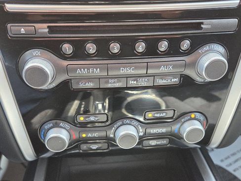 Used 2014 Nissan Pathfinder SV AWD/4WD image 23