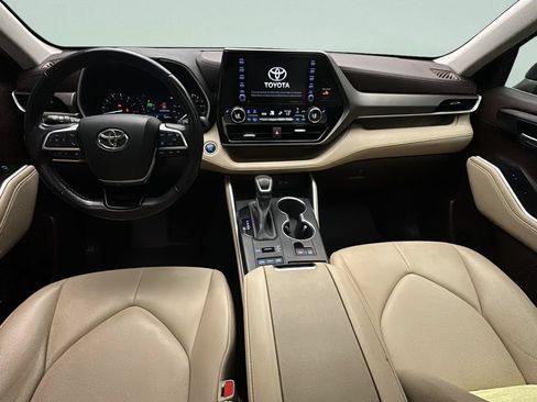 Used 2020 Toyota Highlander XLE AWD/4WD image 23