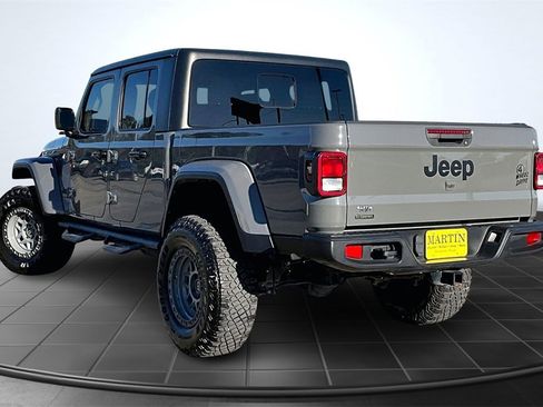 Used 2022 Jeep Gladiator Willys image 2