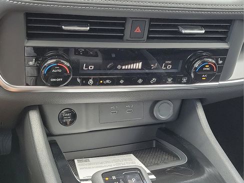 Used 2025 Nissan Rogue SV w/ SV Premium Package FWD image 17