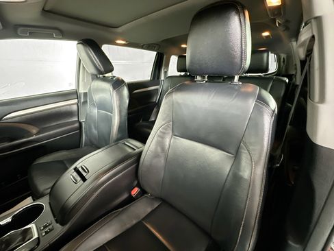 Used 2016 Toyota Highlander XLE AWD/4WD image 19