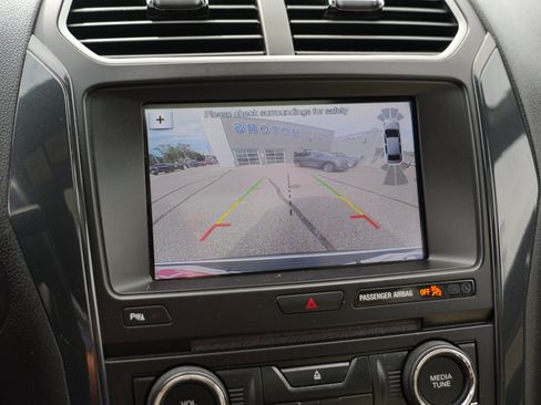 Used 2018 Ford Explorer XLT w/ Equipment Group 202A AWD/4WD image 31