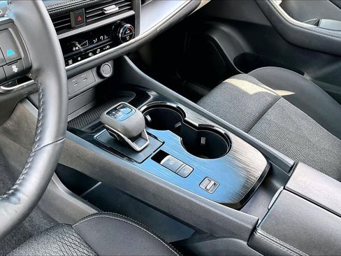 Certified 2025 Nissan Rogue SV FWD image 17