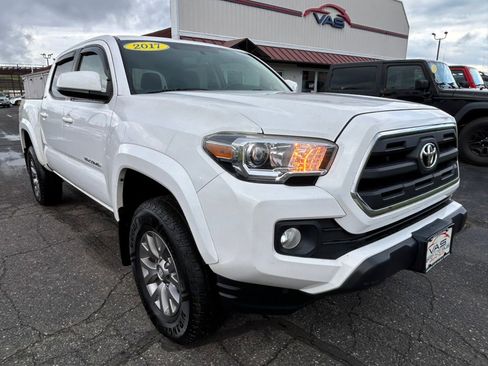 Used 2017 Toyota Tacoma TRD Sport AWD/4WD image 3