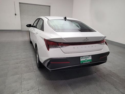 Used 2025 Hyundai Elantra SE w/ Cargo Package FWD image 6