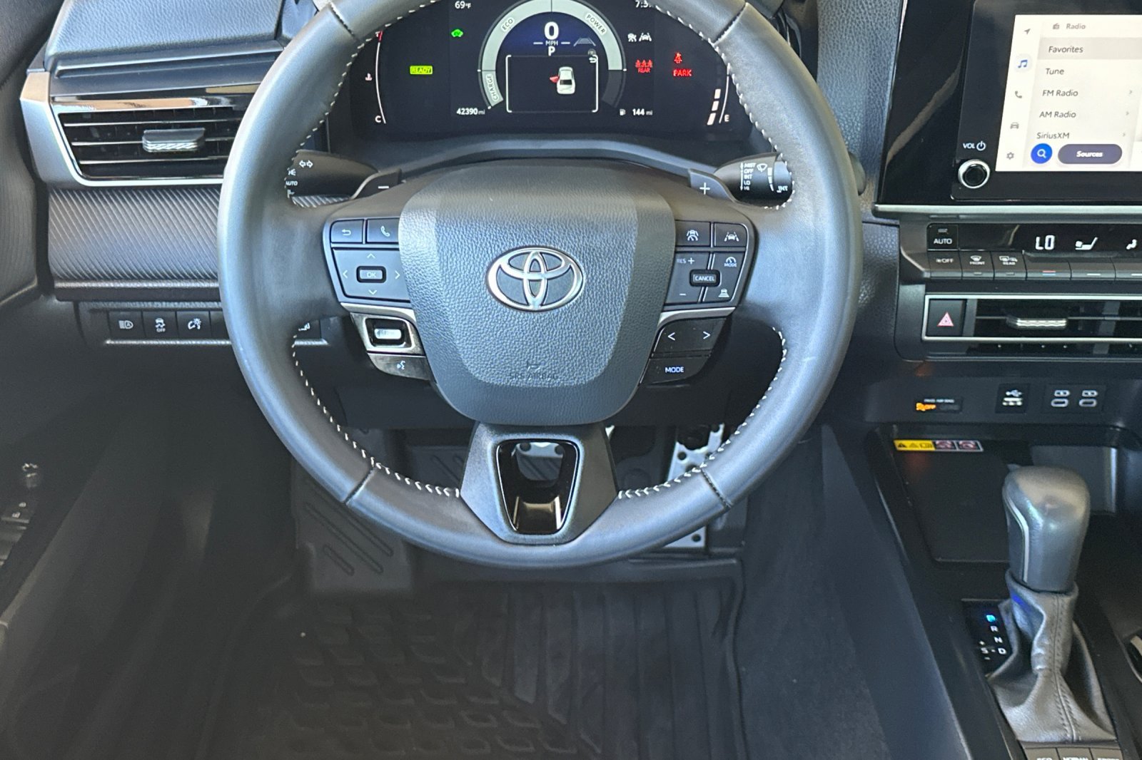 Used 2025 Toyota Camry SE FWD image 11