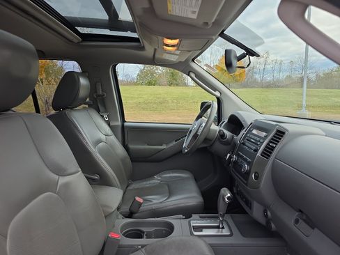 Used 2011 Nissan Frontier SL w/ Moonroof Pkg image 4