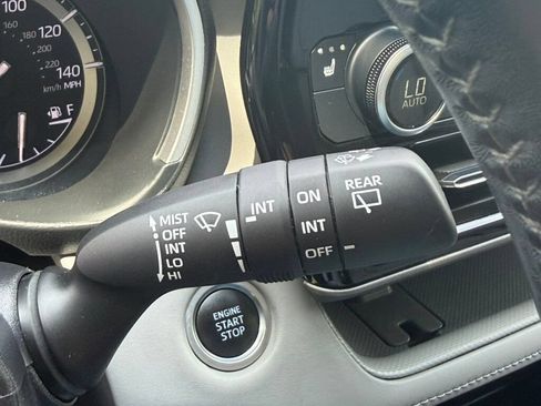 Used 2021 Toyota Highlander XLE AWD/4WD image 29