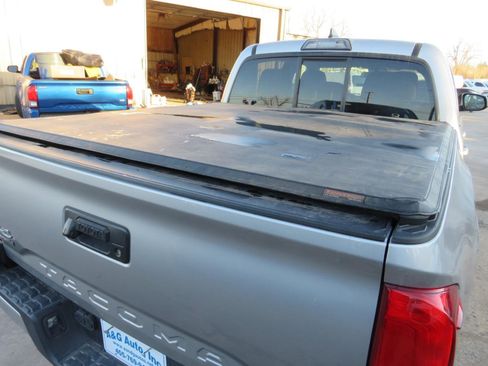 Used 2016 Toyota Tacoma SR5 w/ Towing Package image 31