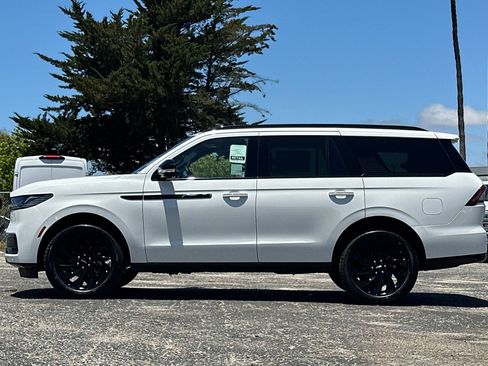 New 2026 Lincoln Navigator Reserve w/ Jet Appearance Package AWD/4WD image 6