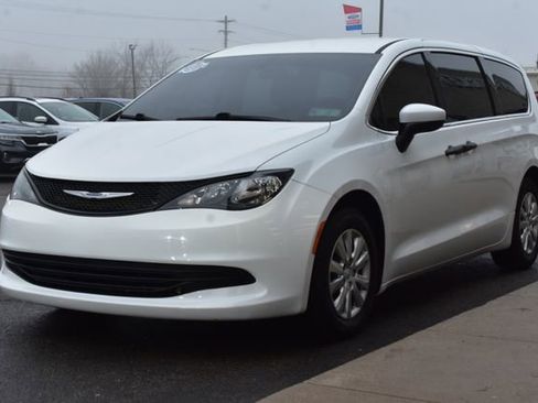 Used 2020 Chrysler Voyager L image 12