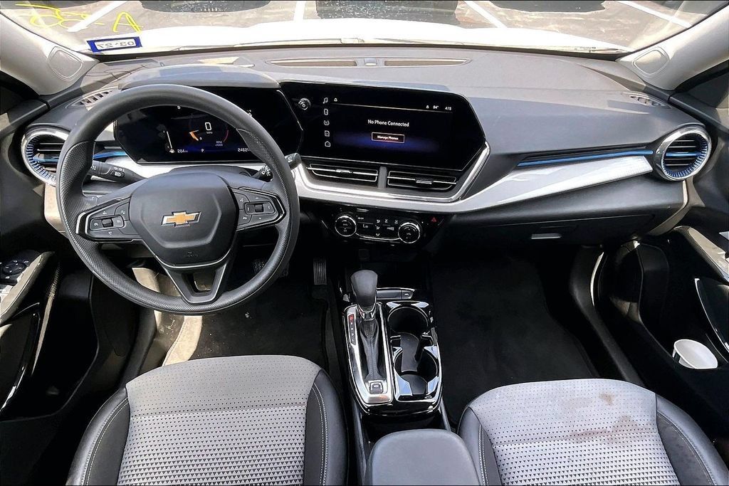 Used 2025 Chevrolet Trax LT FWD image 7