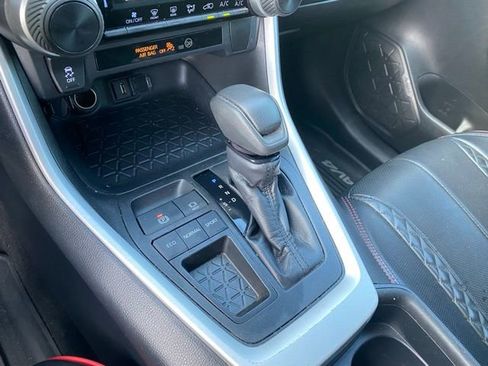 Used 2020 Toyota RAV4 LE image 23