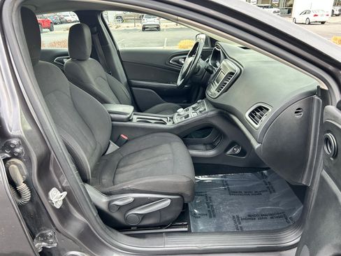 Used 2015 Chrysler 200 Limited w/ Convenience Group image 28