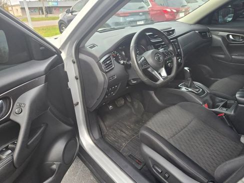 Used 2019 Nissan Rogue SV image 4