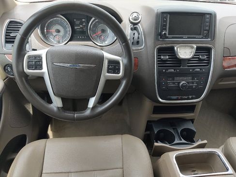 Used 2016 Chrysler Town & Country Touring FWD image 22