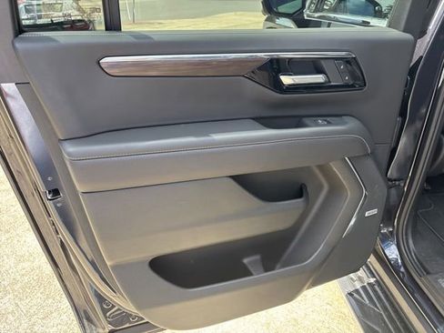 Used 2025 Chevrolet Suburban Premier AWD/4WD image 33