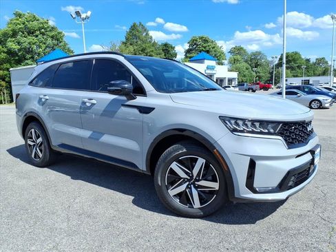 Used 2023 Kia Sorento EX w/ Panoramic Sunroof Package FWD image 2