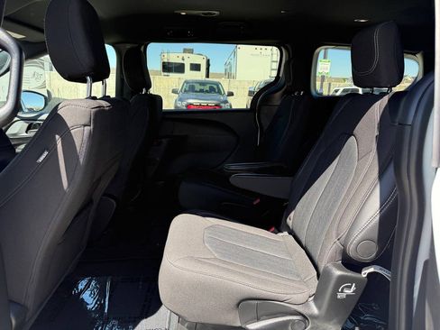 Used 2024 Chrysler Pacifica Touring FWD image 17