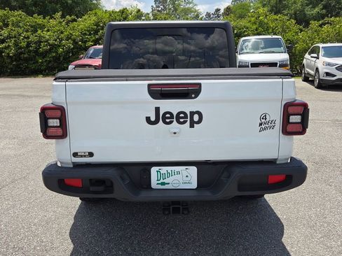 Used 2024 Jeep Gladiator Sport AWD/4WD image 9