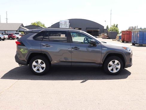 Used 2021 Toyota RAV4 LE AWD/4WD image 4