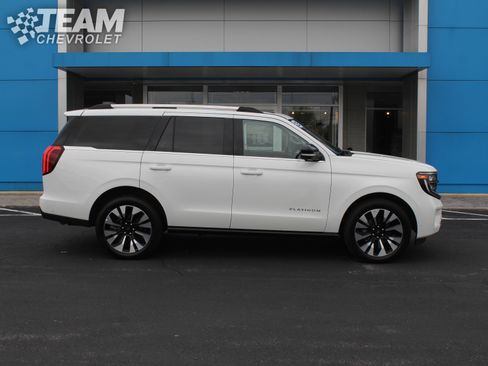 Used 2025 Ford Expedition Platinum w/ Driver's Package AWD/4WD image 3
