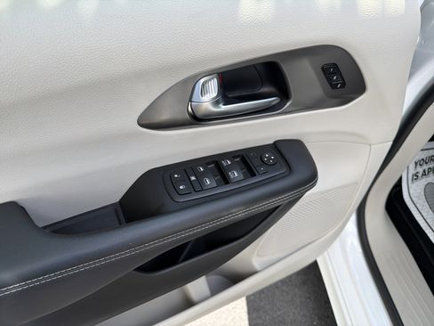 Used 2024 Chrysler Pacifica Touring-L FWD image 16