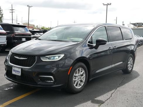 Used 2023 Chrysler Pacifica Touring-L FWD image 2